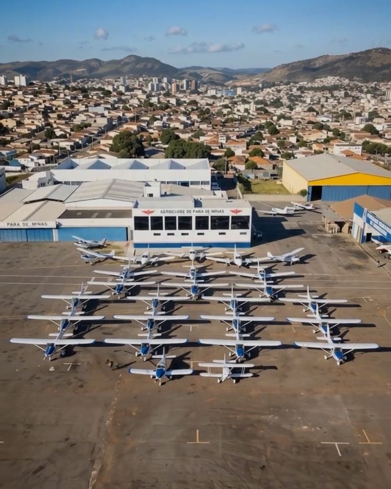 Aeronaves da escola alinhadas no pátio