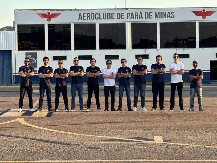 Turma em frente ao Aeroclube