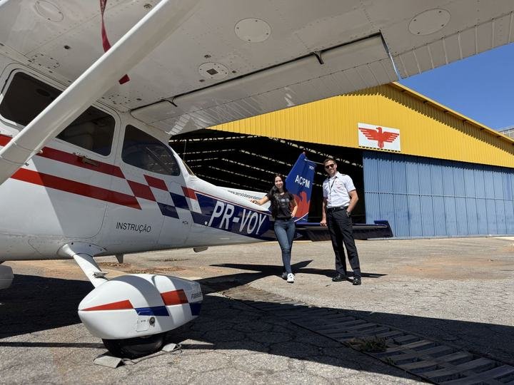 Alunos com o Cessna em frente ao hangar