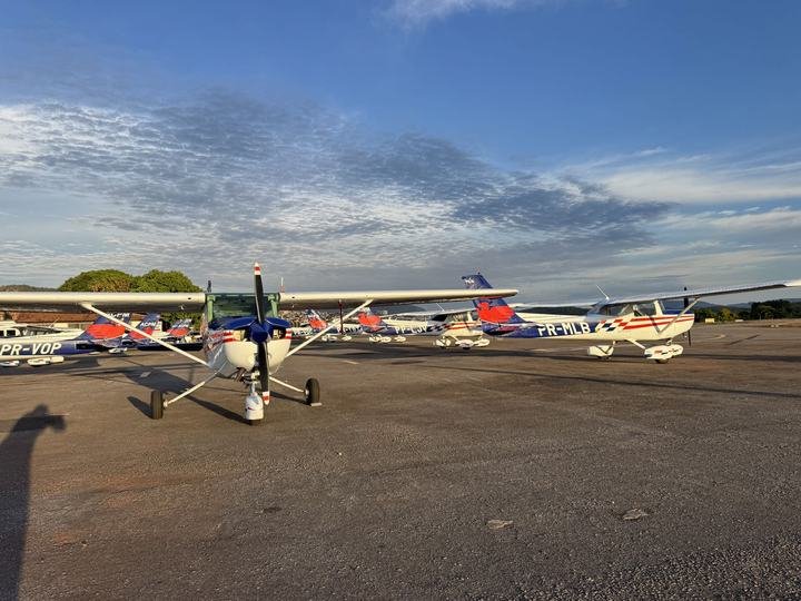 Cessna da escola no pátio