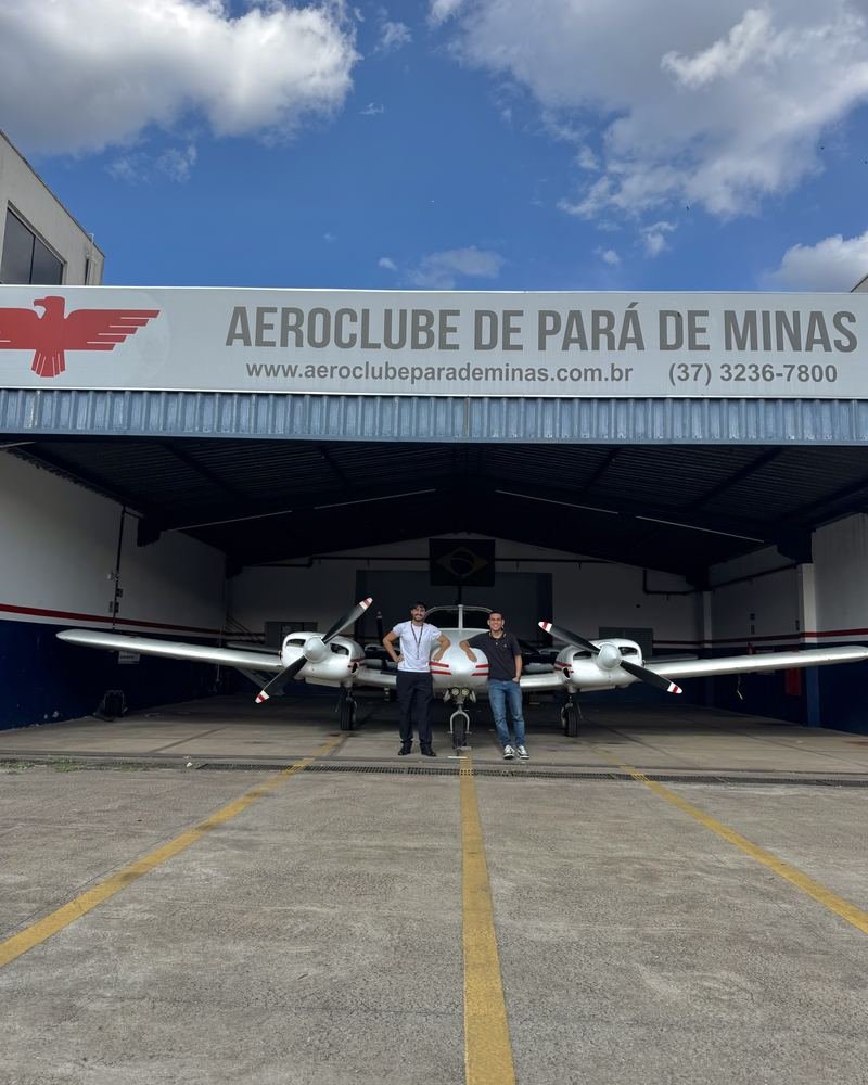 Hangar do Aeroclube com o Seneca