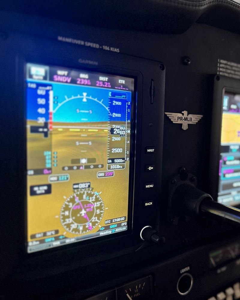 Painel digital Garmin de uma aeronave da escola