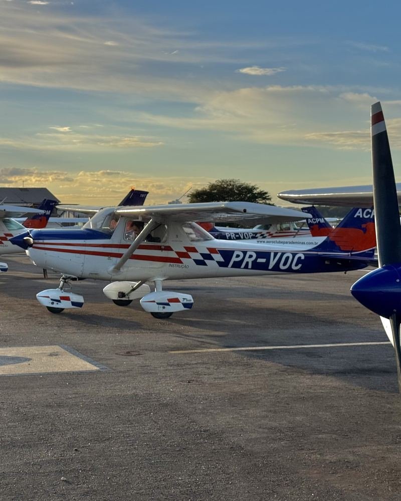 Aeronaves da escola no pátio