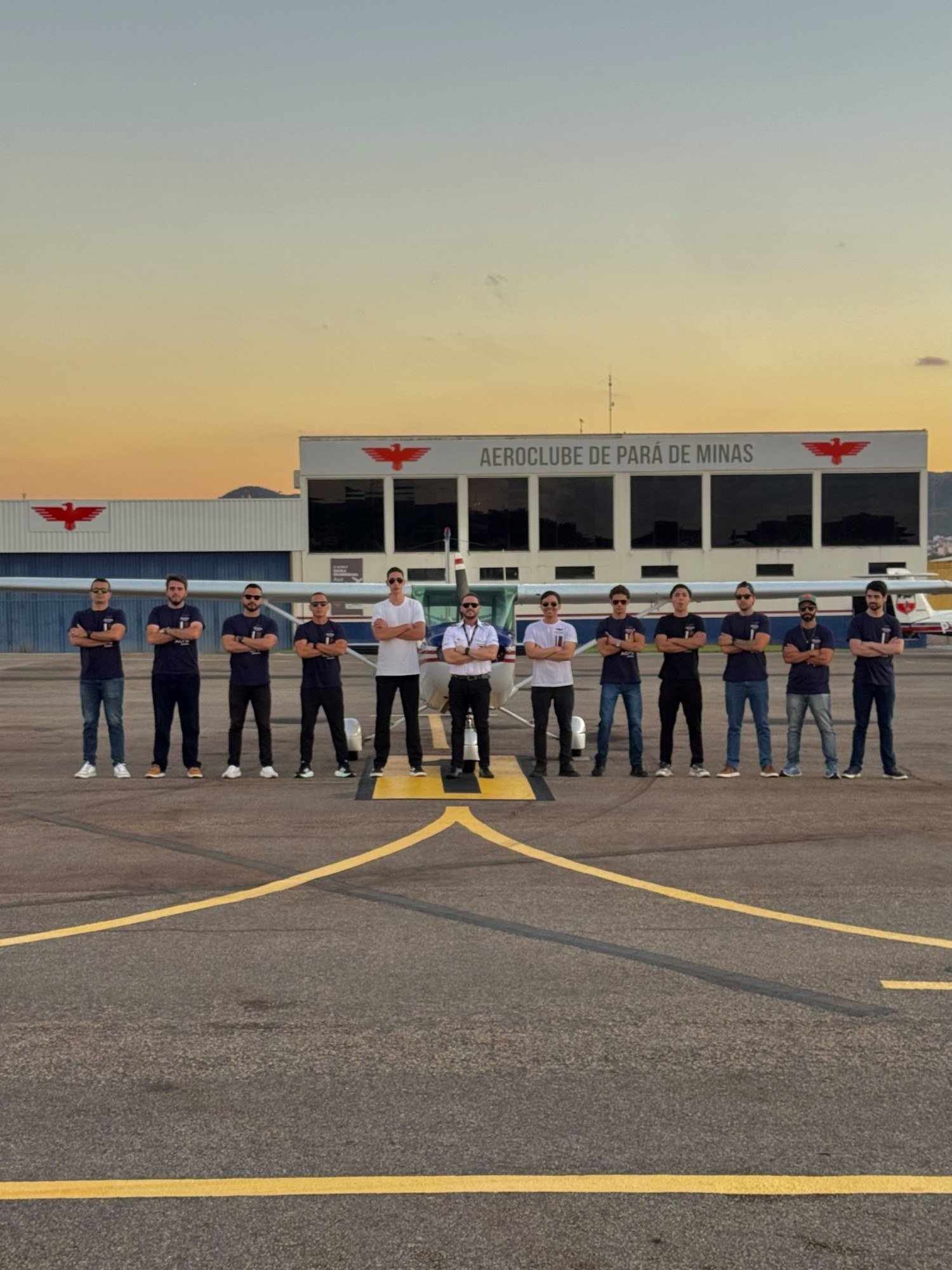 Turma de alunos em frente ao Aeroclube de Pará de Minas